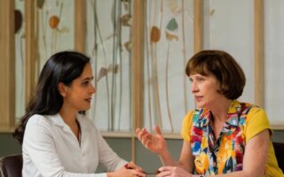 Como evitar as armadilhas do ciúme e da paranoia quando se está longe