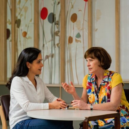 Como evitar as armadilhas do ciúme e da paranoia quando se está longe