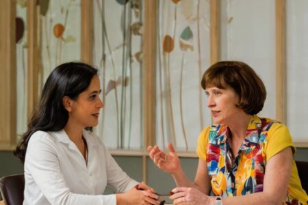 Como evitar as armadilhas do ciúme e da paranoia quando se está longe