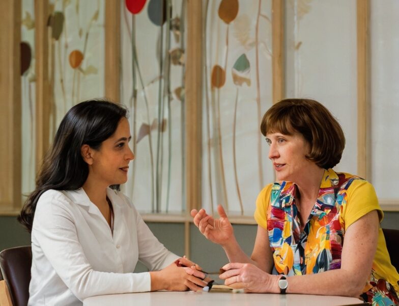 Como evitar as armadilhas do ciúme e da paranoia quando se está longe