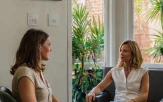 A Linha Divisória Entre "Ficar Sério" e Realmente Estar Namorando