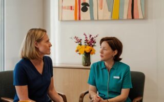 Como pedir que amigos te apresentem pessoas sem ficar estranho