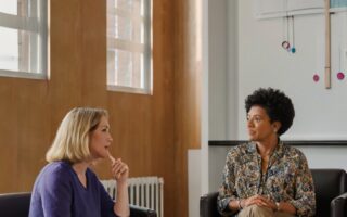 Como quebrar o vício de stalkear antigos parceiros na internet