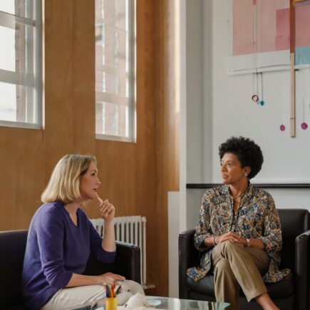 Como quebrar o vício de stalkear antigos parceiros na internet