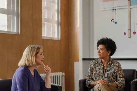 Como quebrar o vício de stalkear antigos parceiros na internet