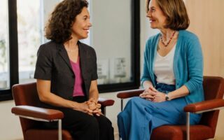 Como sincronizar rotinas quando há uma grande diferença de fuso horário