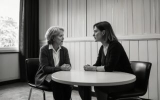 Como Descobrir se a Pessoa é Comprometida Antes de Investir