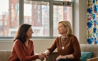 Como Reagir Quando o Date Mexe Muito no Celular: Guia para Não Perder Seu Tempo