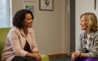 A Importância do Contato Visual Enquanto o Outro Fala