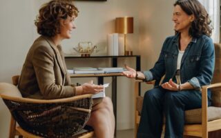 Estratégias emocionais para lidar com os picos de saudade à distância