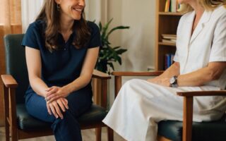 Ir ao cinema no primeiro encontro é realmente uma boa ideia?